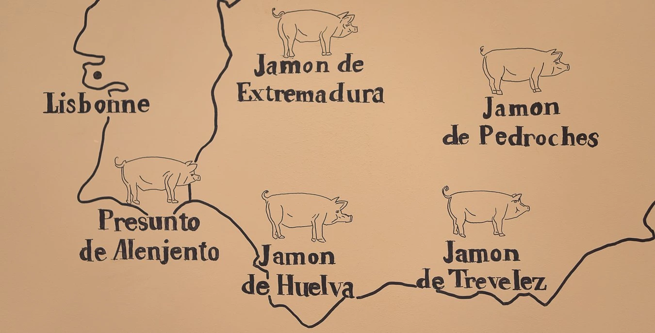 La carte murale peinte à la main des origines des jambons ibériques, dans la boutique Ham's